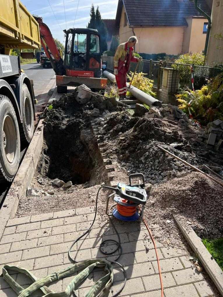 práce na obnověn ele.energie v obci Struhařov